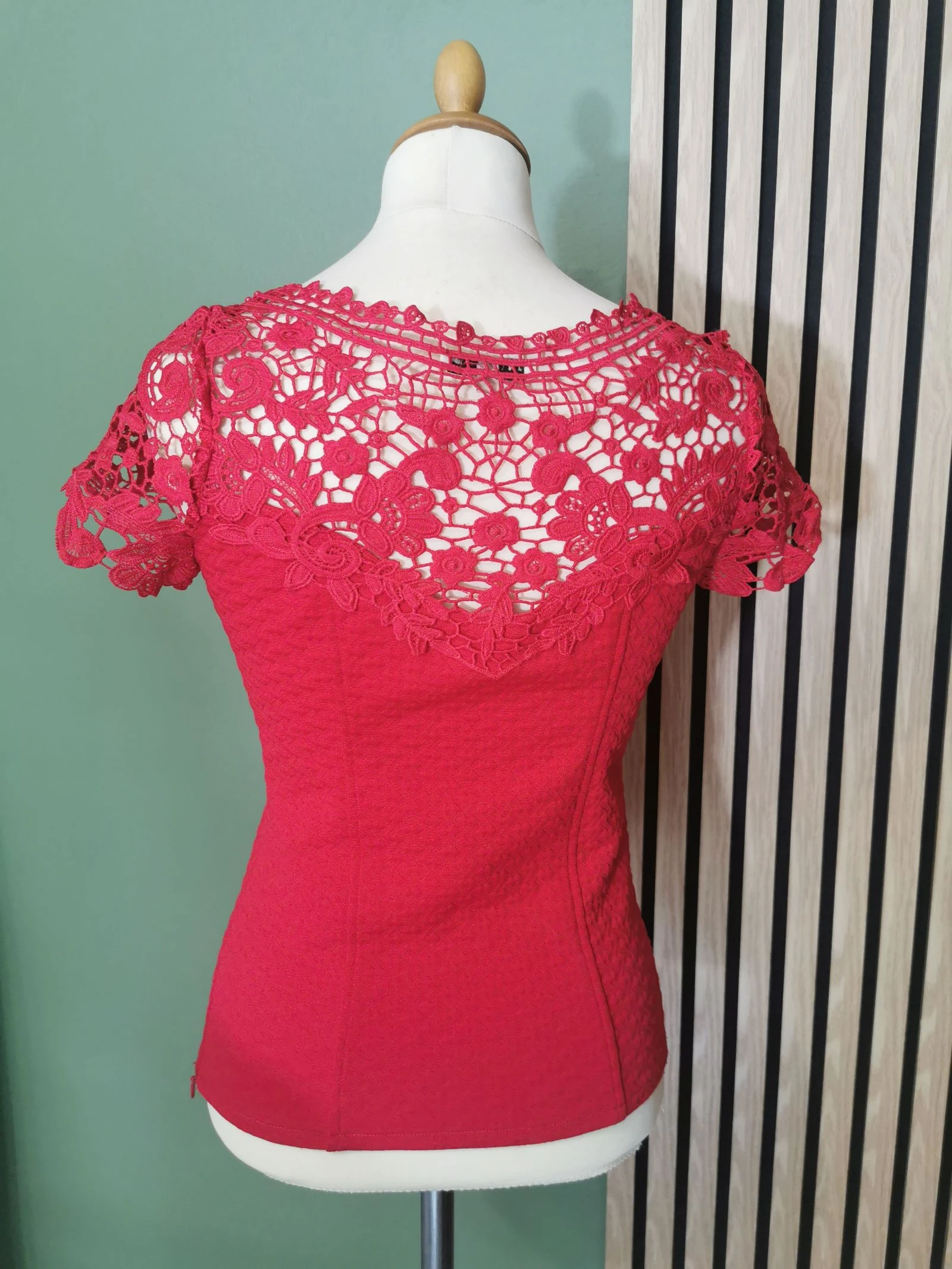 Blusa vermelha com bordado – photo 4